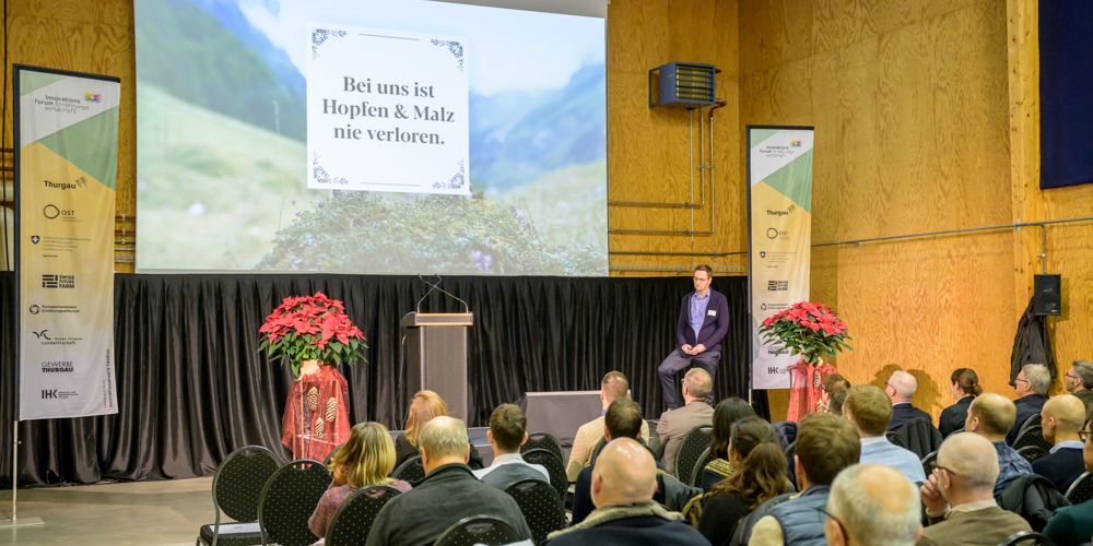 Aurèle Meyer, Geschäftsleiter der Brauerei Locher AG aus Appenzell, erläutert, wie sein  Unternehmen mit der Linie «brewbee» Nachhaltigkeit und Genuss gleichzeitig fördert (Bild: Balz Kubli)