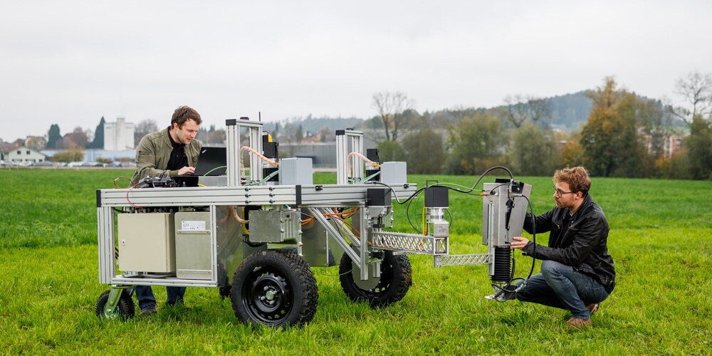 Forschende der OST – Ostschweizer Fachhochschule haben einen Pflanzenschutzroboter entwickelt, der Unkraut gezielt mit heissem Wasser bekämpft und dabei auf den Einsatz von chemischen Pestiziden verzichtet. Bild: Damian Imhof